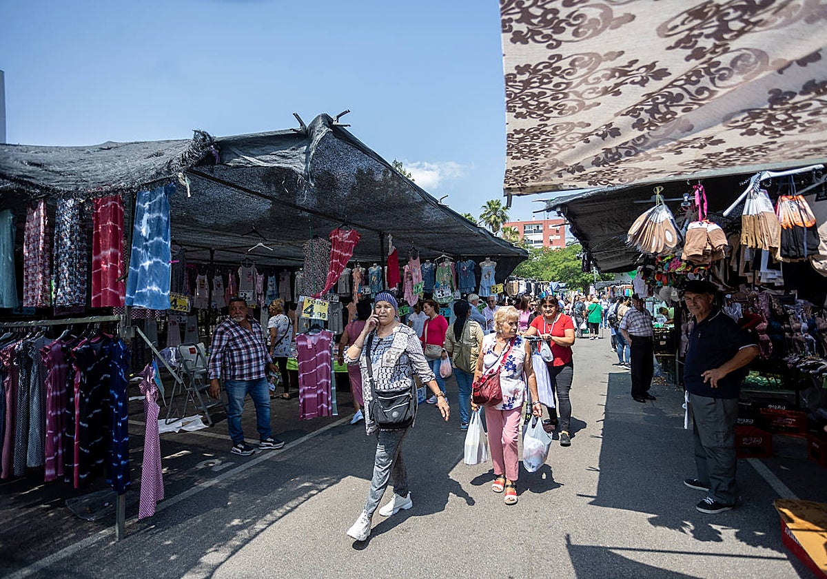 Imagen de archivo de un mercadillo en el barrio de Pino Montano