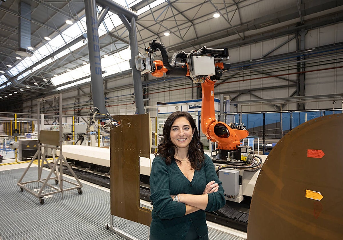 María Eugenia Clemente, CEO de Alestis Aerospace, en la fábrica de Sevilla