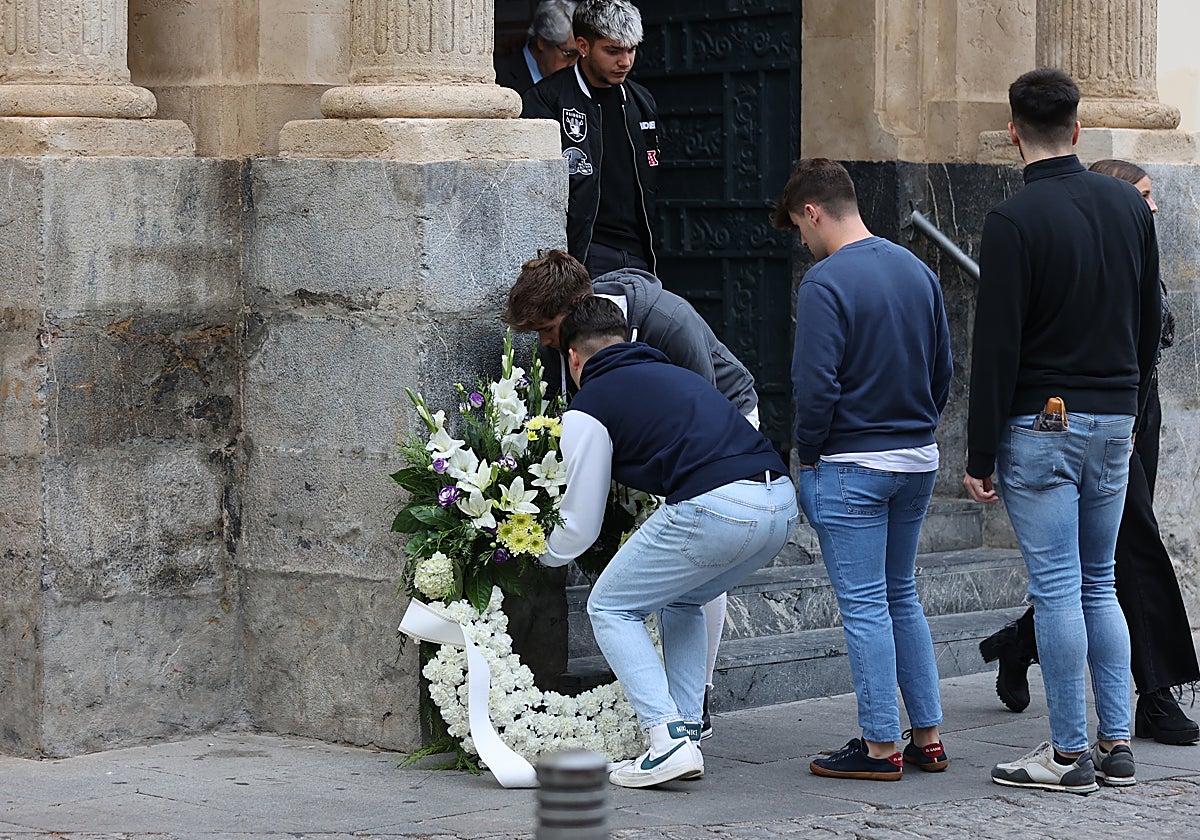 Amigos de Álvaro Prieto depositan una corona de flores en su funeral