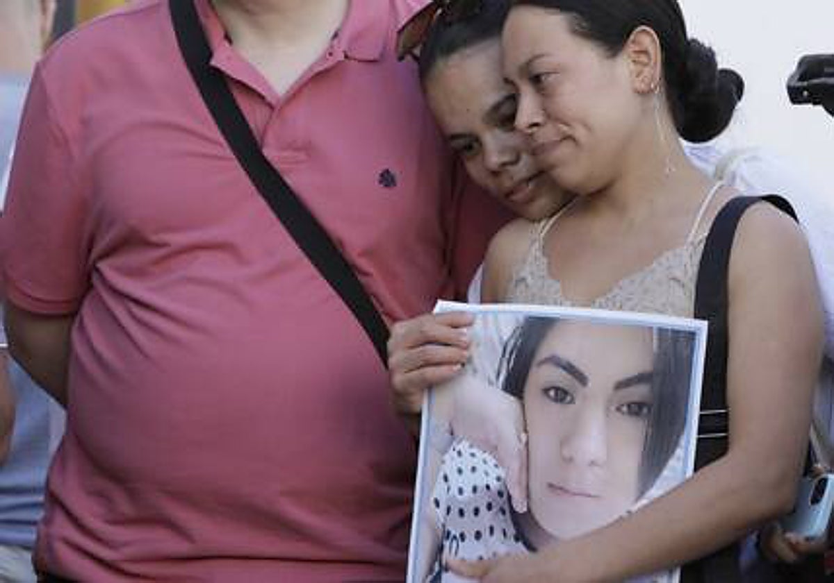 La hermana de Vanessa, asesinada en Utrera, porta una foto de la víctima en una concentración contra la violencia machista