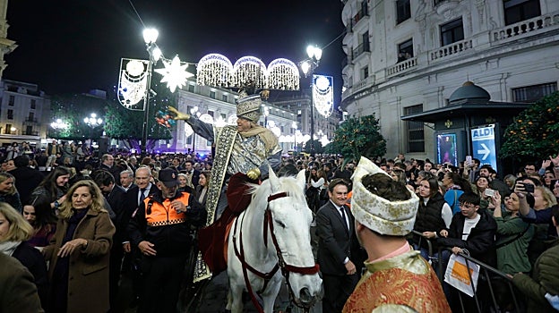 Imagen del Heraldo Real de Sevilla 2023, entrando en Plaza Nueva