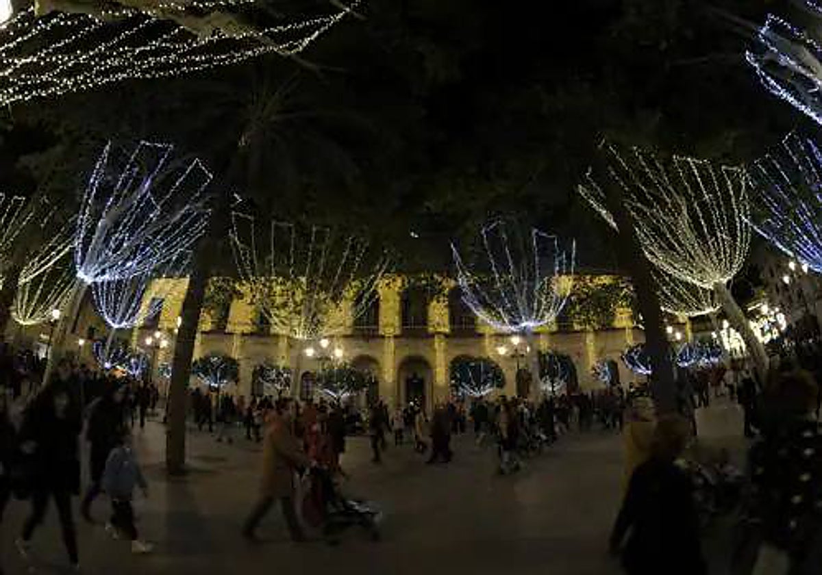 Luces de Navidad en la Plaza Nueva, escenario de las campanadas de Mediaset de este año 2023