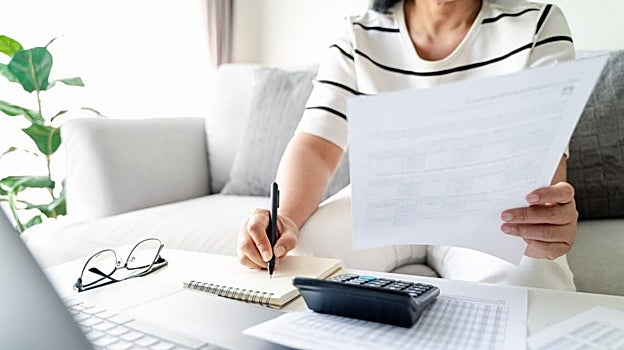 Imagen de una persona realizando la Declaración de la Renta