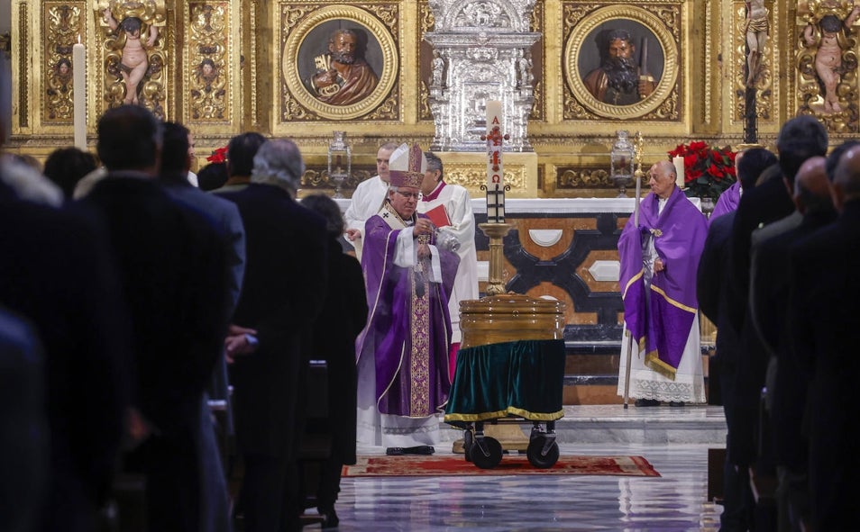 Imagen principal - Arriba, misa funeral por Antonio Burgos en la parroquia del Sagrario. Abajo, entierro de María Jiménez en Triana. A la derecha, Carmen Sevilla con su hijo Augusto Algueró 