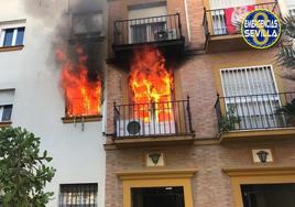 Aparatoso incendio en una vivienda de la calle Rafael Salgado en el barrio de Bami en Sevilla