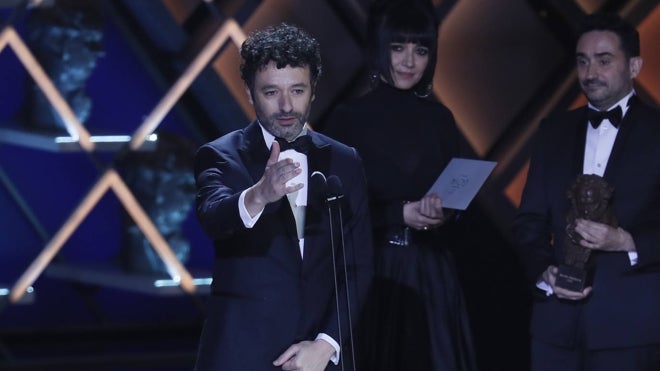 Rodrigo Sorogoyen recibiendo uno de los Goya por 'As Bestas', película ganadora en la gala de los Goya 2023, celebrada en Sevilla