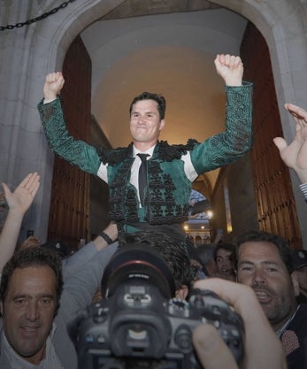 Imagen secundaria 2 - Despedida del Juli en su plaza talismán en la Feria de San Miguel. Manuel Escribano desorejó a un toro de Victorino en la Feria de Abril. Salida por la Puerta del Príncipe del torero de Gerena Daniel Luque