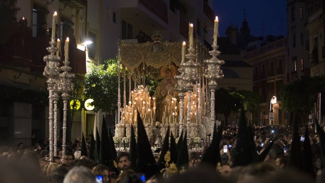 El palio de la Macarena en la Madrugada del Viernes Santo