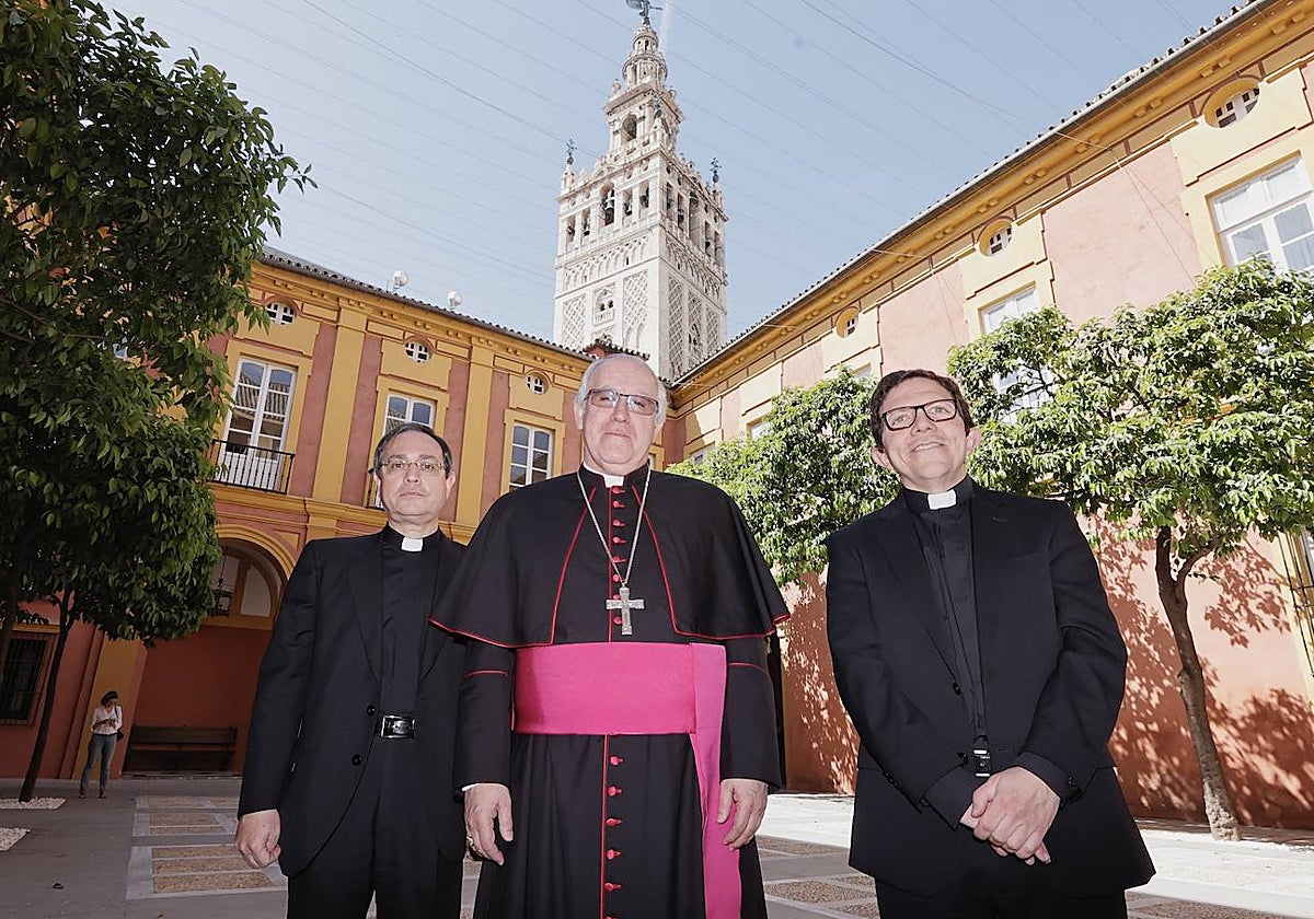 Monseñor Saiz Meneses con Teodoro León y Ramón Valdivia, obispos auxiliares