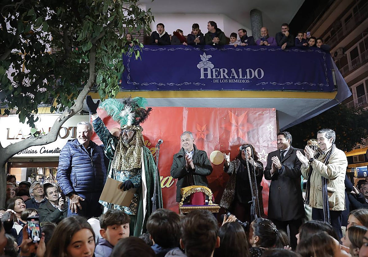 El alcalde entregó las llaves de la Ciudad al heraldo de Los Remedios en la calle Asunción