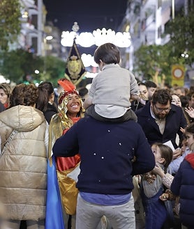 Imagen secundaria 2 - La carroza El Panda, incluida en el cortejo que cerraba (abajo) el Heraldo a camello en un barrio entregado a la celebración 