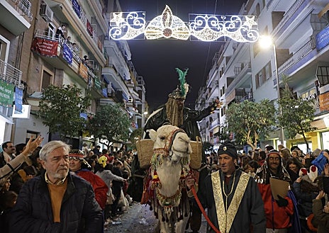 Imagen secundaria 1 - La carroza El Panda, incluida en el cortejo que cerraba (abajo) el Heraldo a camello en un barrio entregado a la celebración 
