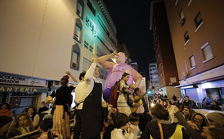 Imagen principal - Detalles de la carroza de El Pali en la 'cablagata' del Heraldo de Los Remedios 