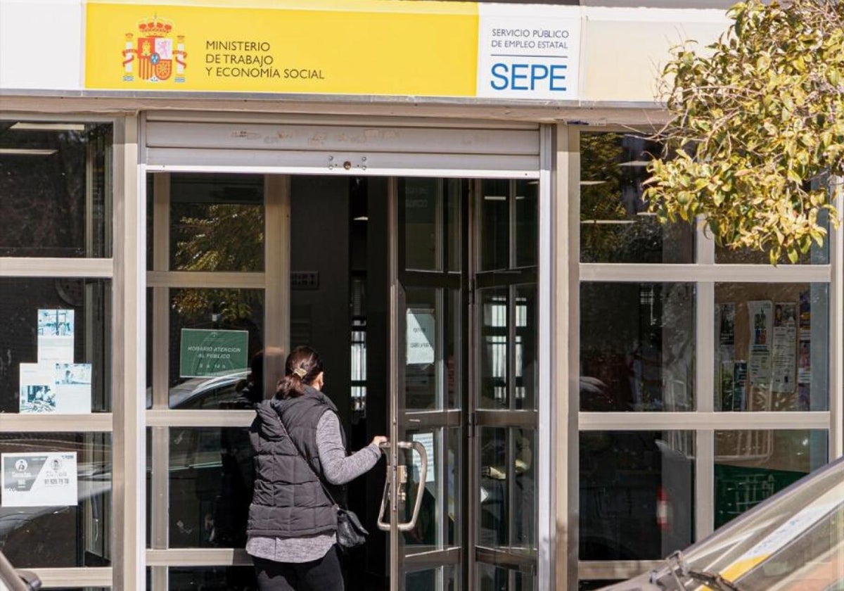 Imagen de una mujer entrando a una oficina del SEPE en Sevilla