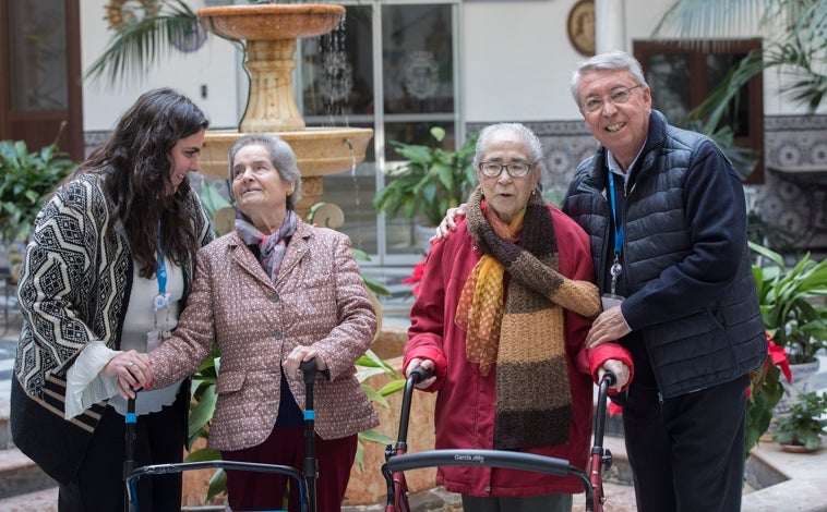 Imagen principal - Arriba, Encarna Castañeda, junto a Rocío Quijada, responsable del Área Social del Hospital de SJD de Sevilla. A la derecha, la residente Rosario Gutiérrez, una religiosa salesiana, junto al hermano Guillermo García, superior de la Orden de San Juan de Dios en Sevilla