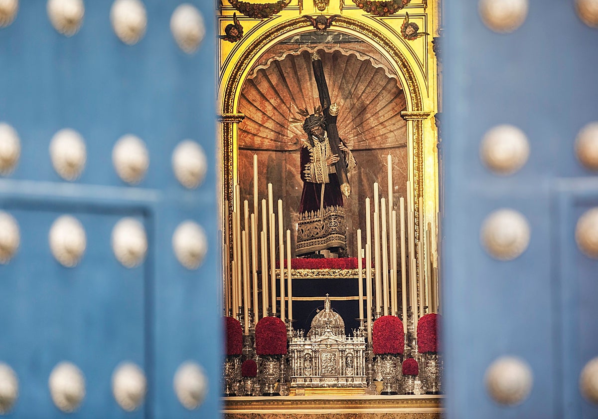 Las puertas de la basílica en San Lorenzo abriéndose, con el Gran Poder en el altar de quianrio a fondo