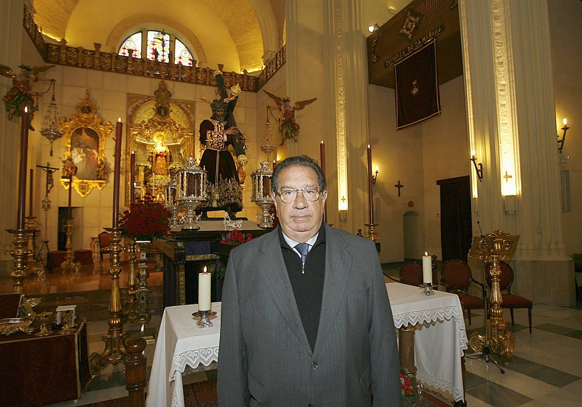 Imagen de archivo de Juan Miguel Ortega Ezpeleta, delante de los titulares de la hermandad de los Gitanos