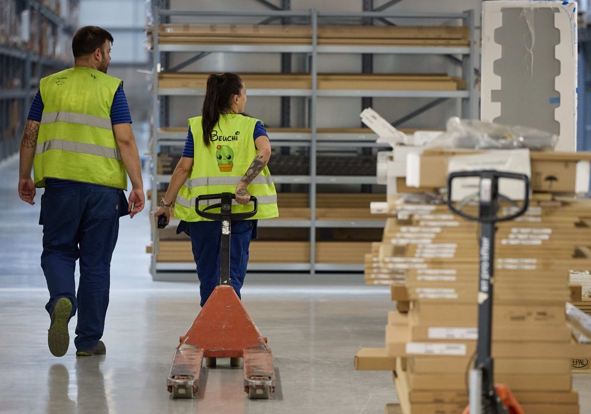 Un trabajador en un almacén logístico