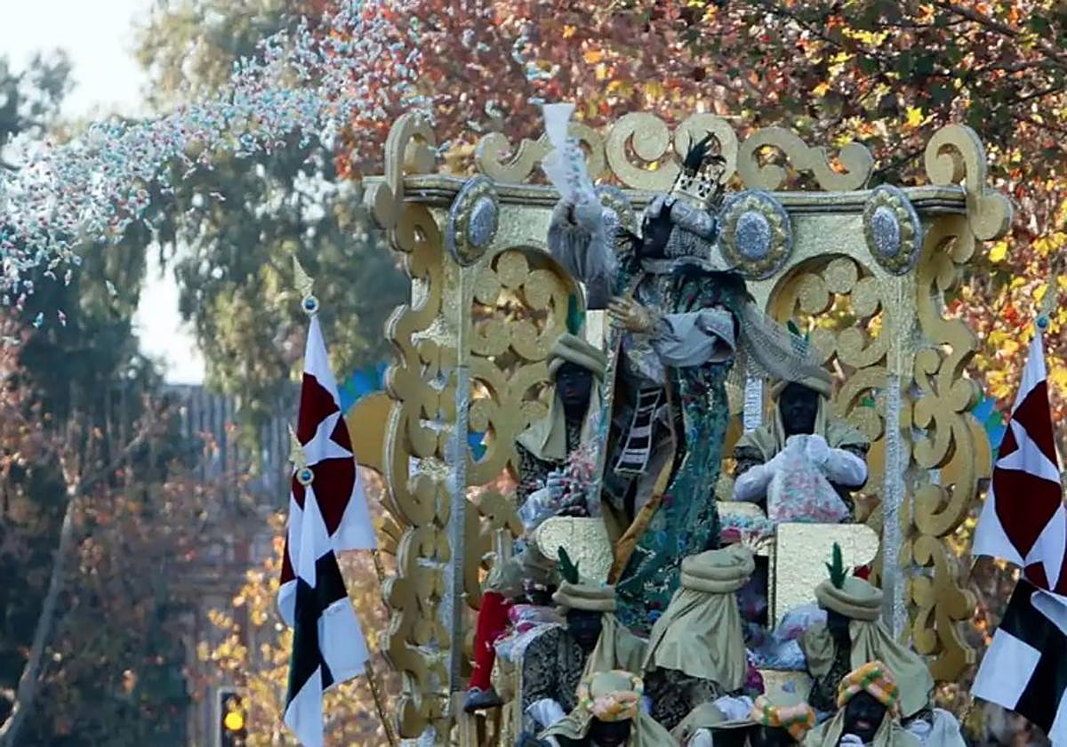 El rey Baltasar, durante la Cabalgata de Reyes Magos de Sevilla en 2023