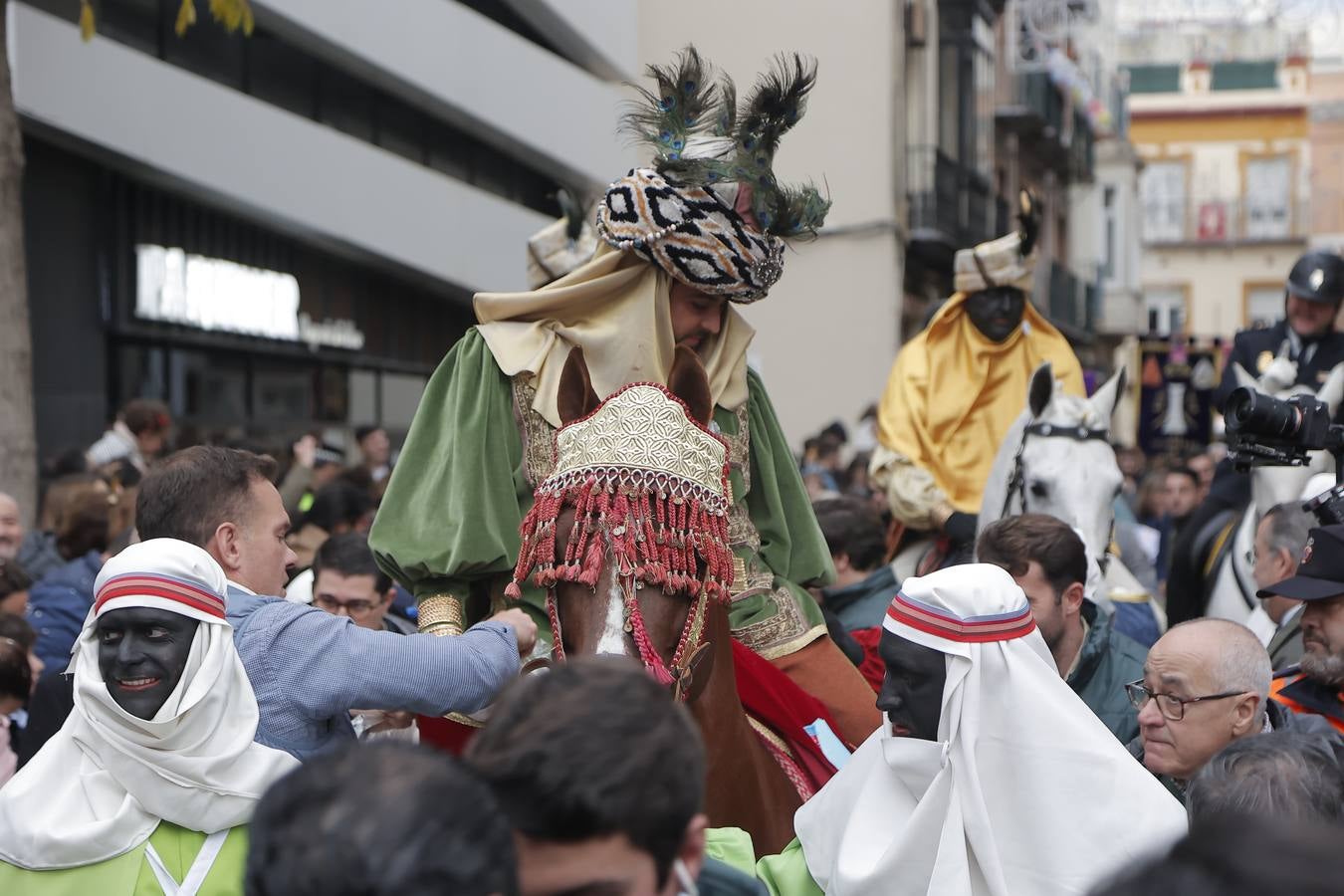 El Heraldo Real fue repartiendo caramelos durante todo el recorrido, repleto de niños a pesar de la lluvia