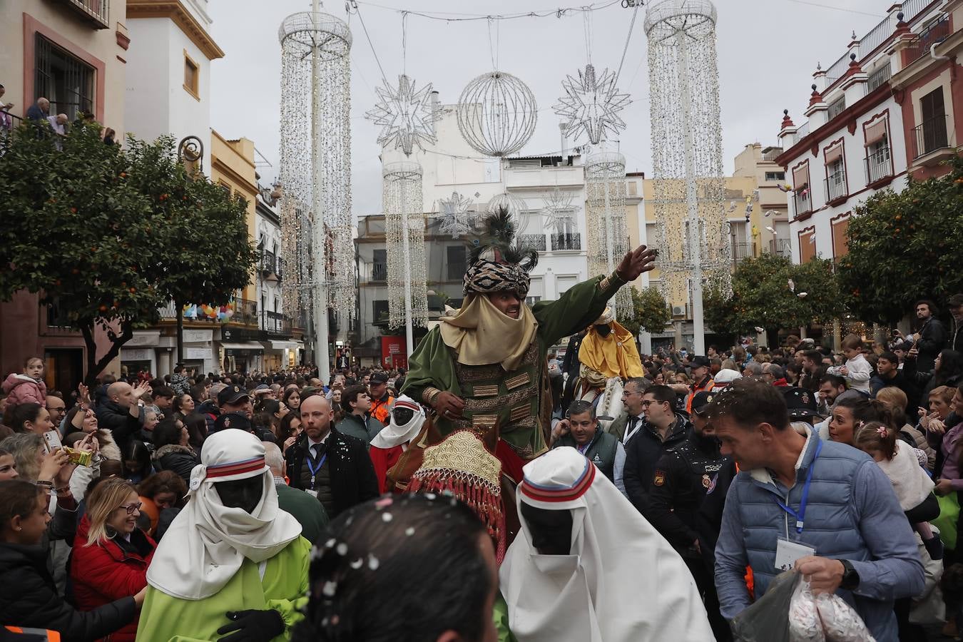 El Heraldo Real fue repartiendo caramelos durante todo el recorrido, repleto de niños a pesar de la lluvia