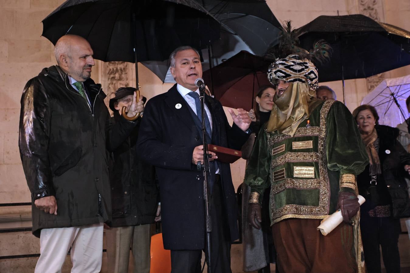 El alcalde de Sevilla, José Luis Sanz, le entregó al Heraldo Real las llaves de la ciudad en el Ayuntamiento