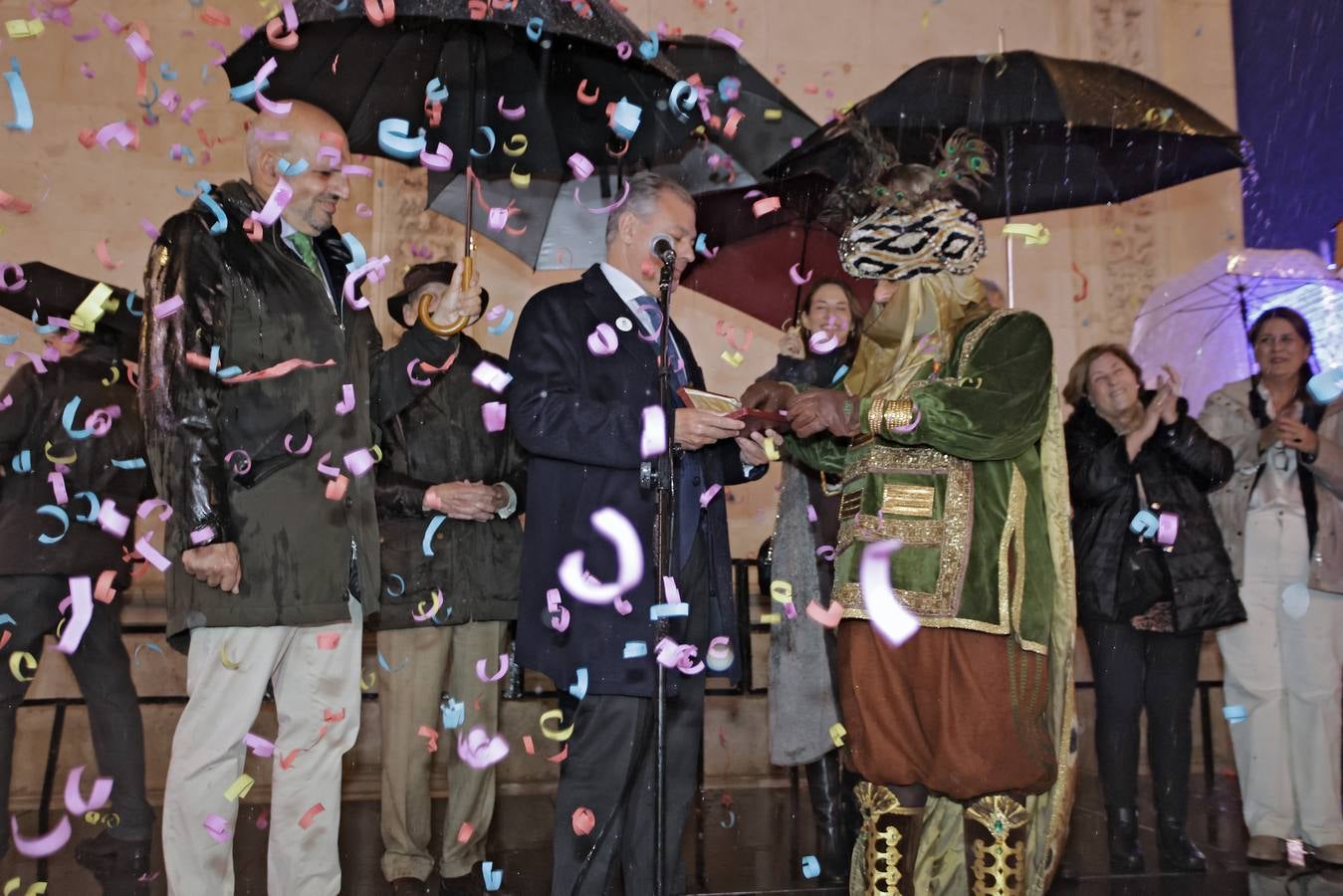 El alcalde de Sevilla, José Luis Sanz, le entregó al Heraldo Real las llaves de la ciudad en el Ayuntamiento