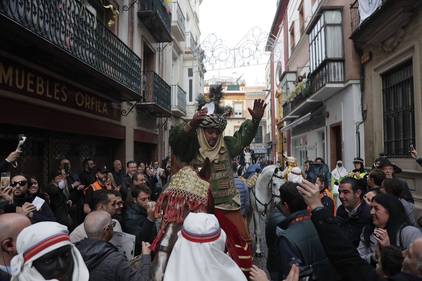 El Heraldo Real fue repartiendo caramelos durante todo el recorrido, repleto de niños a pesar de la lluvia