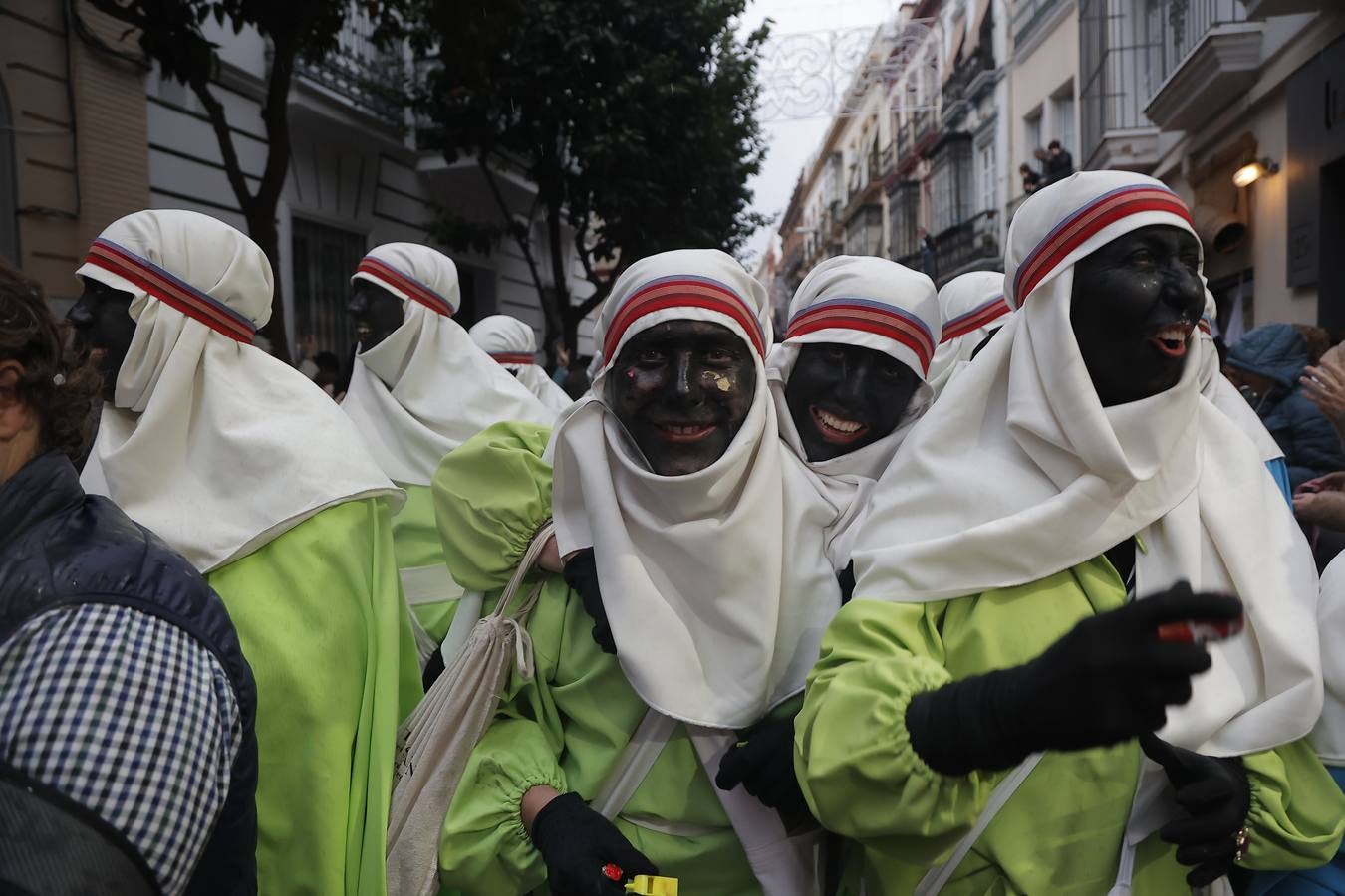 El Heraldo Real fue repartiendo caramelos durante todo el recorrido, repleto de niños a pesar de la lluvia