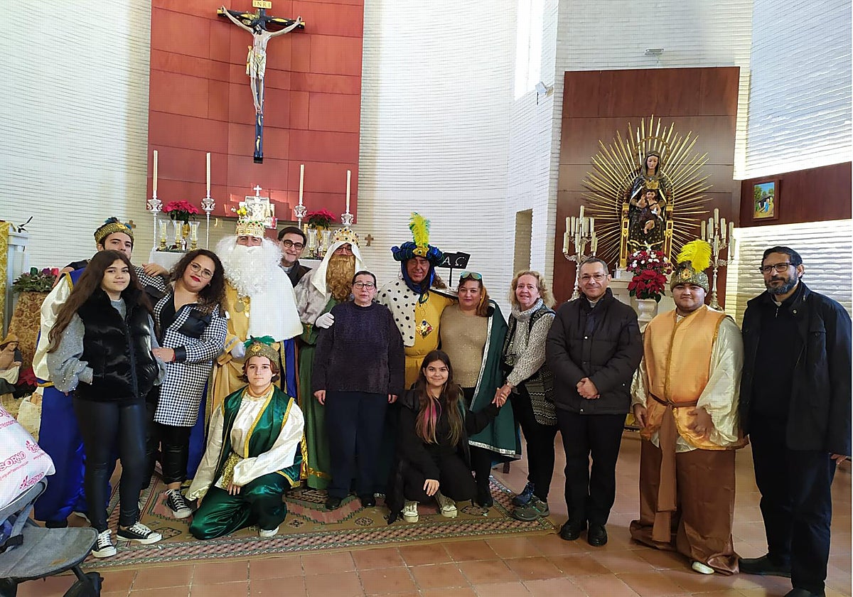 Foto de familia de la entrega de regalos la víspera de Reyes del año pasado