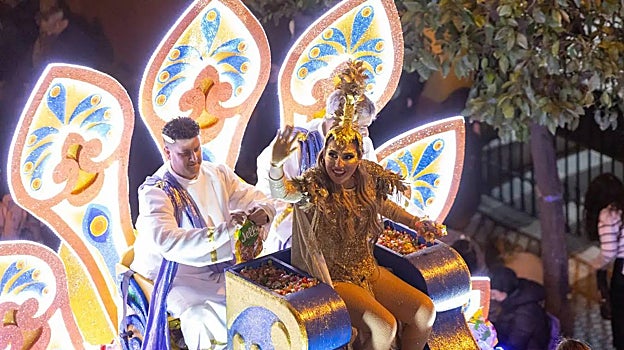 Las carrozas iluminaron la noche de Reyes