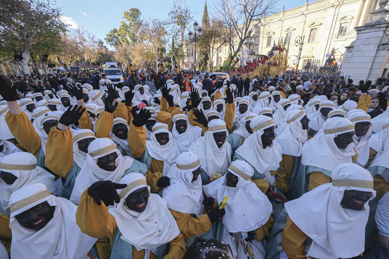 Una lluvia de regalos y caramelos hizo las delicias de las miles de personas que esperaban el paso de los Reyes Magos en Sevilla