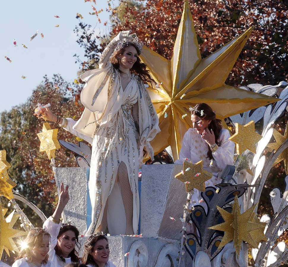 Una lluvia de regalos y caramelos hizo las delicias de las miles de personas que esperaban el paso de los Reyes Magos en Sevilla