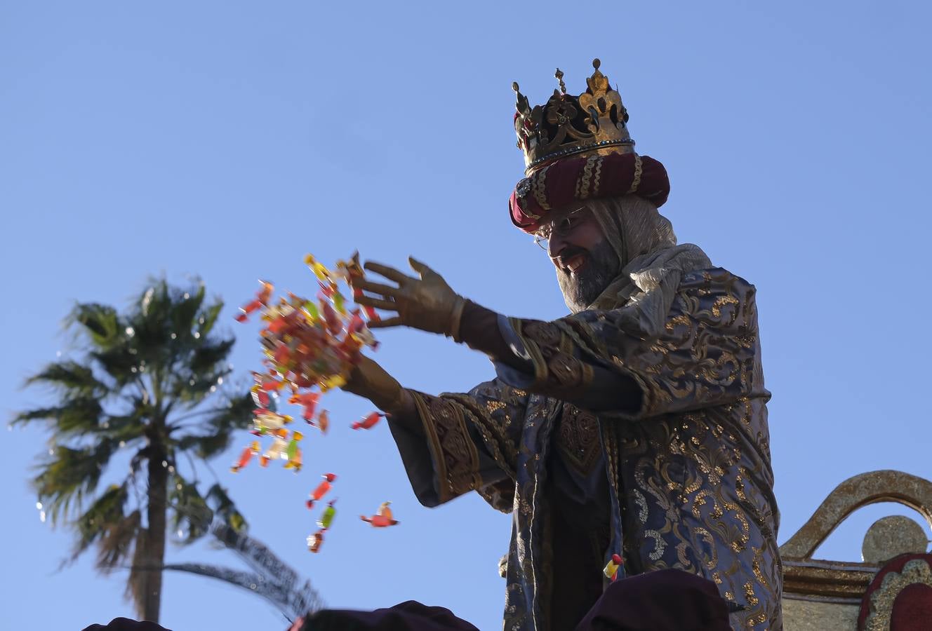 Una lluvia de regalos y caramelos hizo las delicias de las miles de personas que esperaban el paso de los Reyes Magos en Sevilla