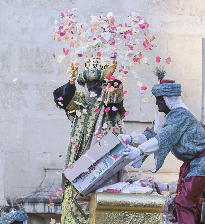 Una lluvia de regalos y caramelos hizo las delicias de las miles de personas que esperaban el paso de los Reyes Magos en Sevilla