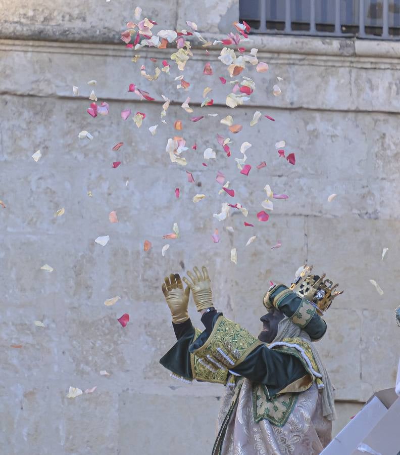 Una lluvia de regalos y caramelos hizo las delicias de las miles de personas que esperaban el paso de los Reyes Magos en Sevilla