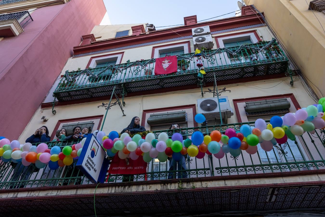 Una lluvia de regalos y caramelos hizo las delicias de las miles de personas que esperaban el paso de los Reyes Magos en Sevilla