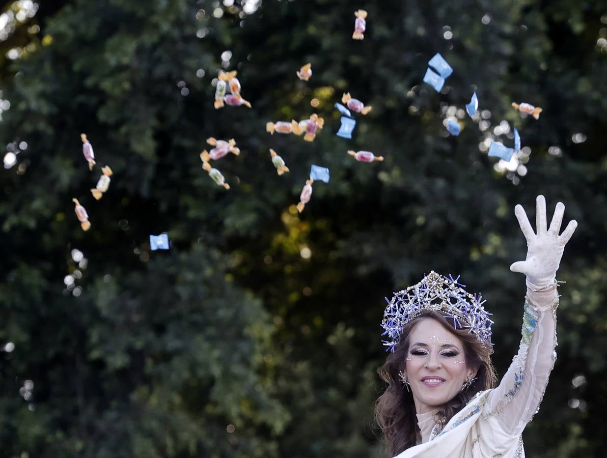 Una lluvia de regalos y caramelos hizo las delicias de las miles de personas que esperaban el paso de los Reyes Magos en Sevilla