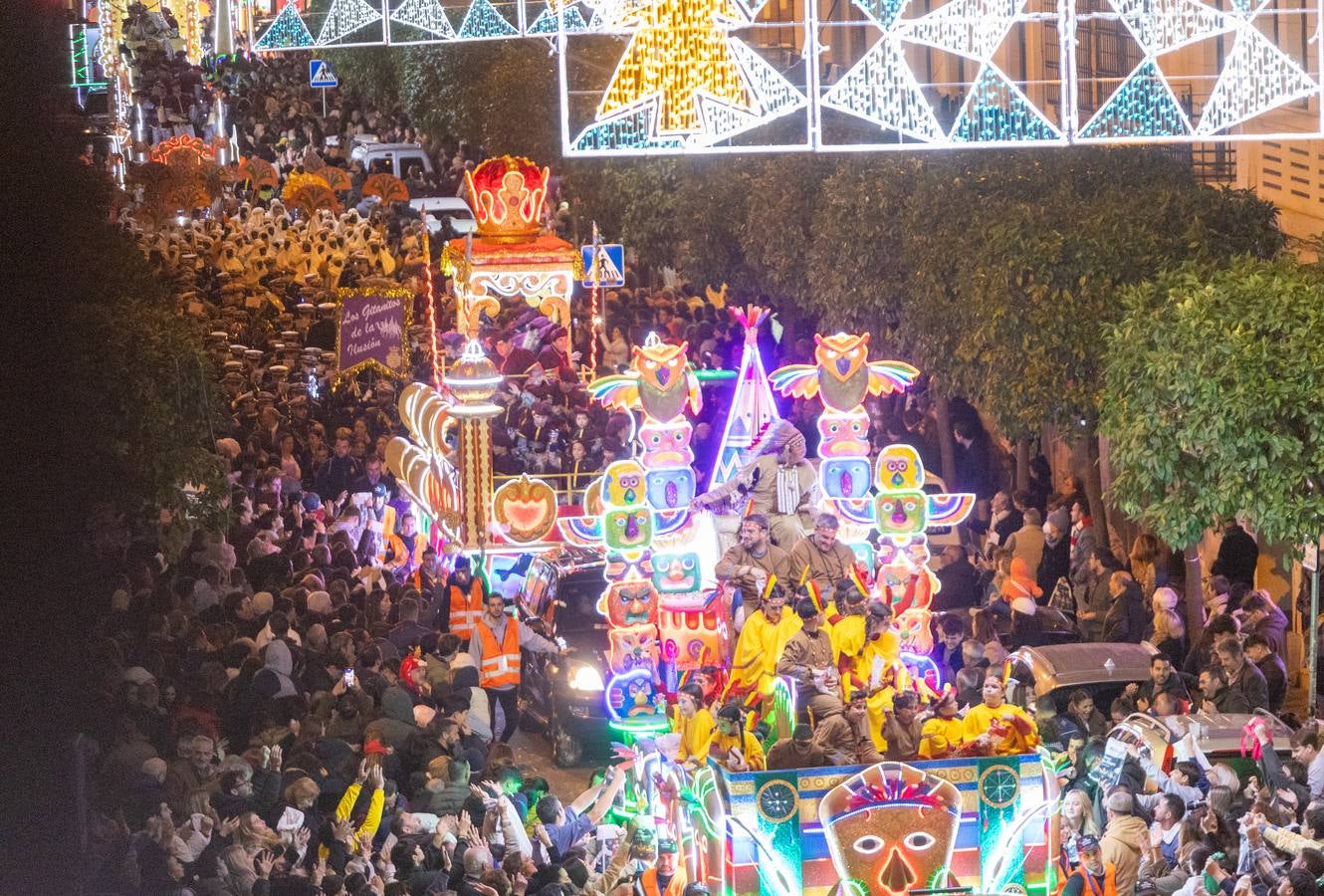 Una lluvia de regalos y caramelos hizo las delicias de las miles de personas que esperaban el paso de los Reyes Magos en Sevilla