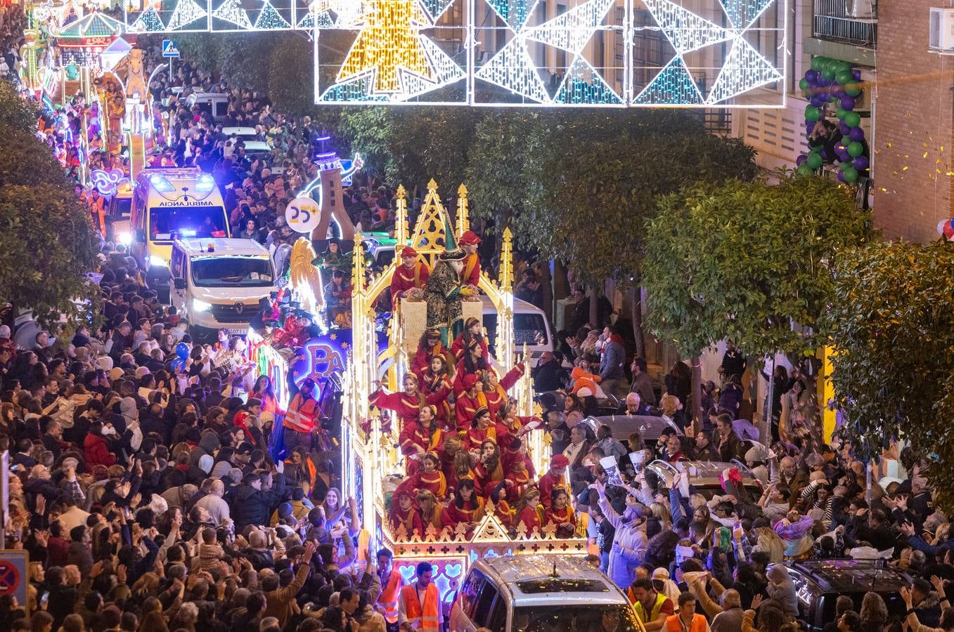 Una lluvia de regalos y caramelos hizo las delicias de las miles de personas que esperaban el paso de los Reyes Magos en Sevilla