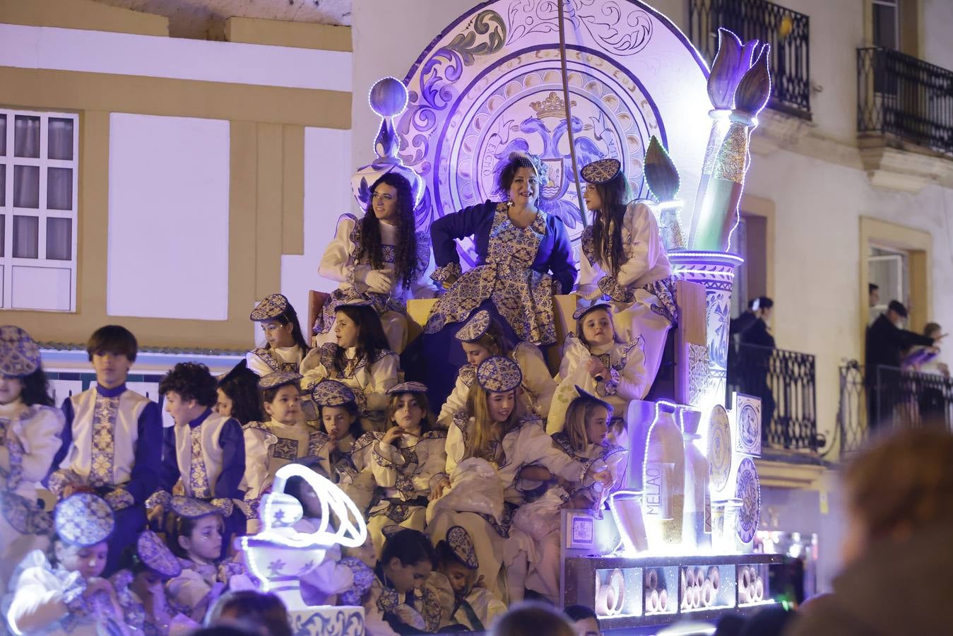 Una lluvia de regalos y caramelos hizo las delicias de las miles de personas que esperaban el paso de los Reyes Magos en Sevilla