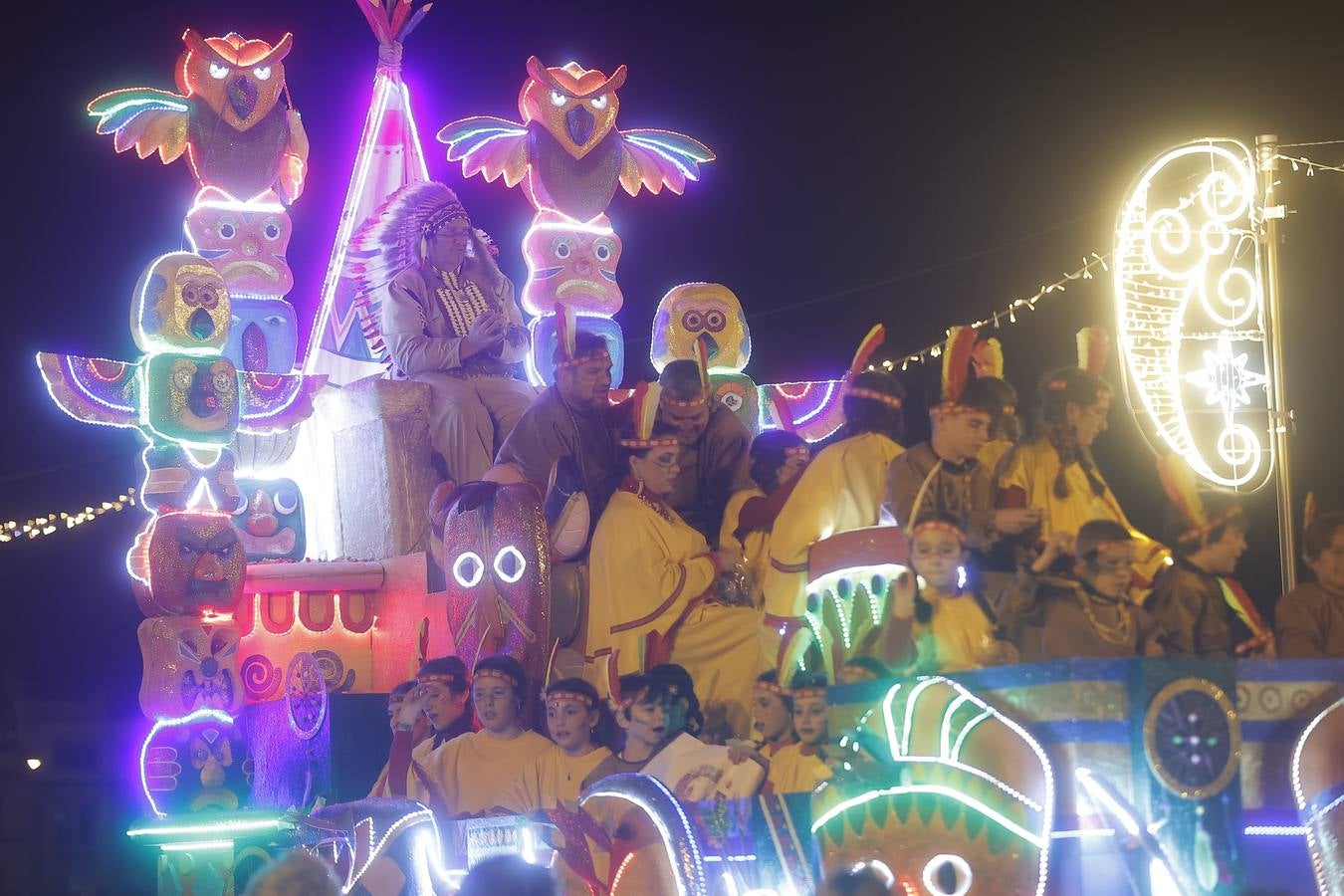 Una lluvia de regalos y caramelos hizo las delicias de las miles de personas que esperaban el paso de los Reyes Magos en Sevilla