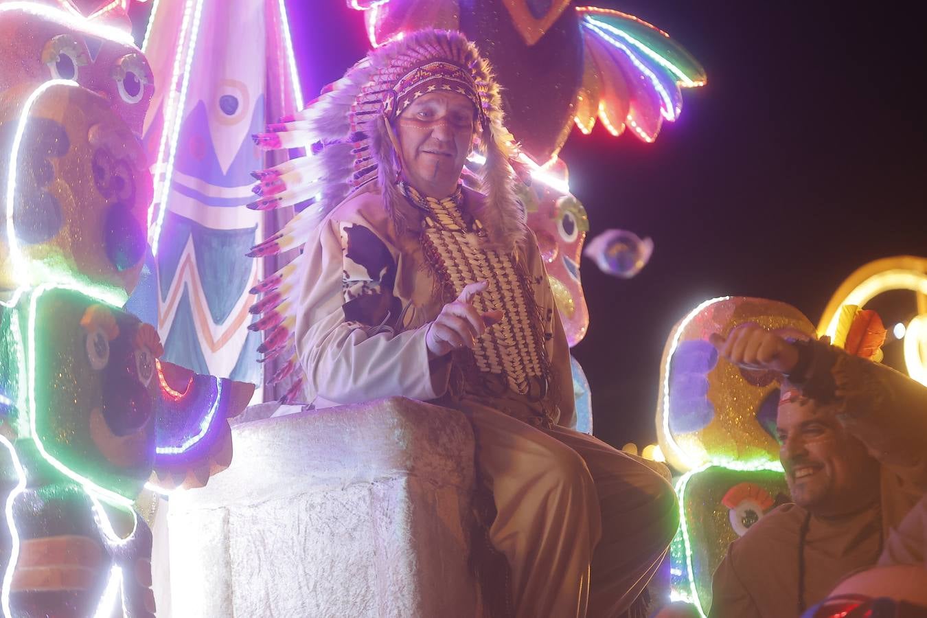 Una lluvia de regalos y caramelos hizo las delicias de las miles de personas que esperaban el paso de los Reyes Magos en Sevilla