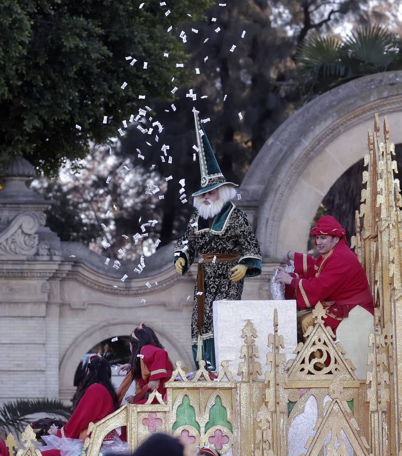 Una lluvia de regalos y caramelos hizo las delicias de las miles de personas que esperaban el paso de los Reyes Magos en Sevilla