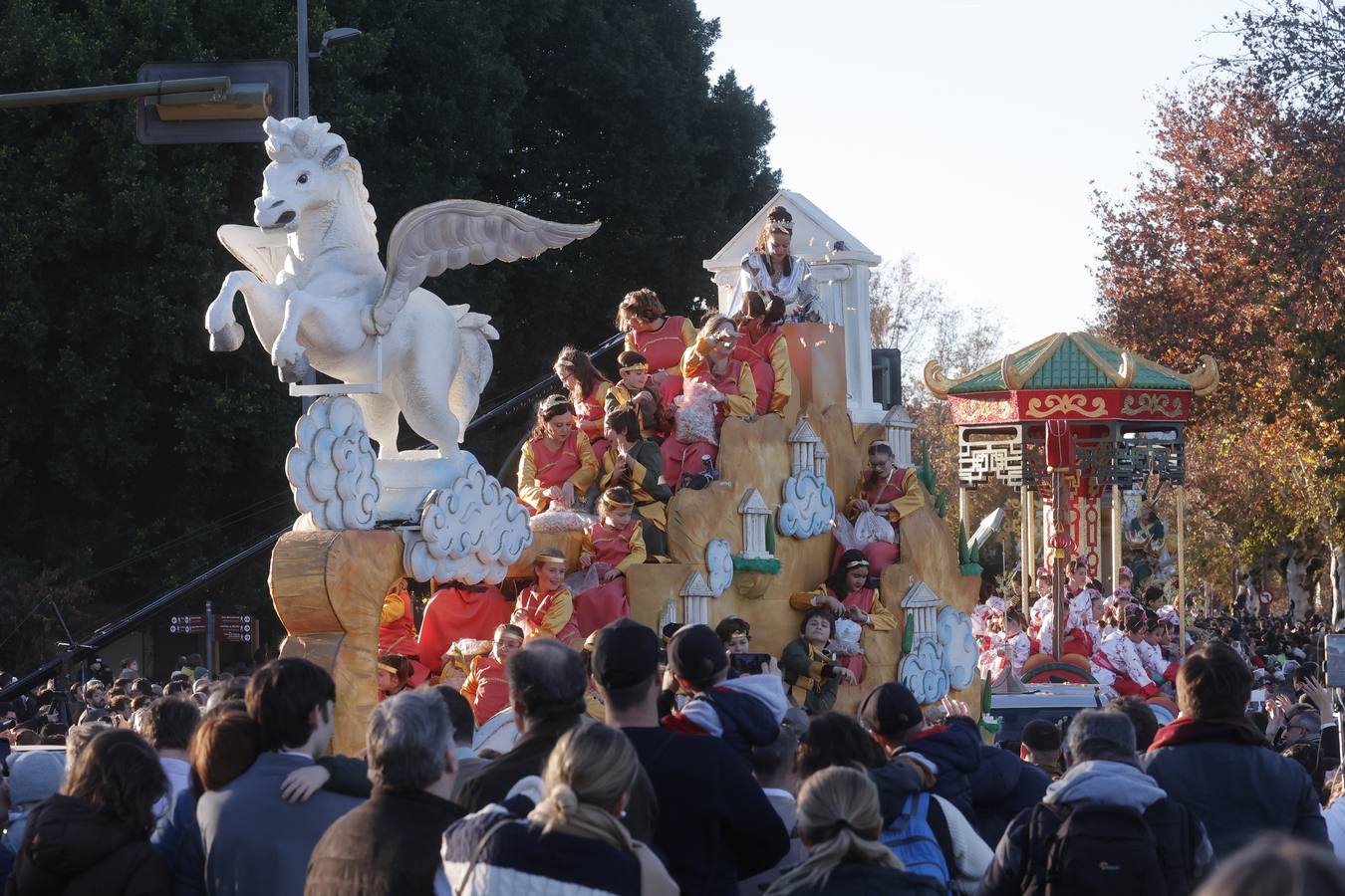 Una lluvia de regalos y caramelos hizo las delicias de las miles de personas que esperaban el paso de los Reyes Magos en Sevilla