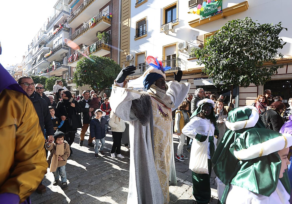 El Rey Baltasar del pasacalles fuera de fecha de Las Cigarreras