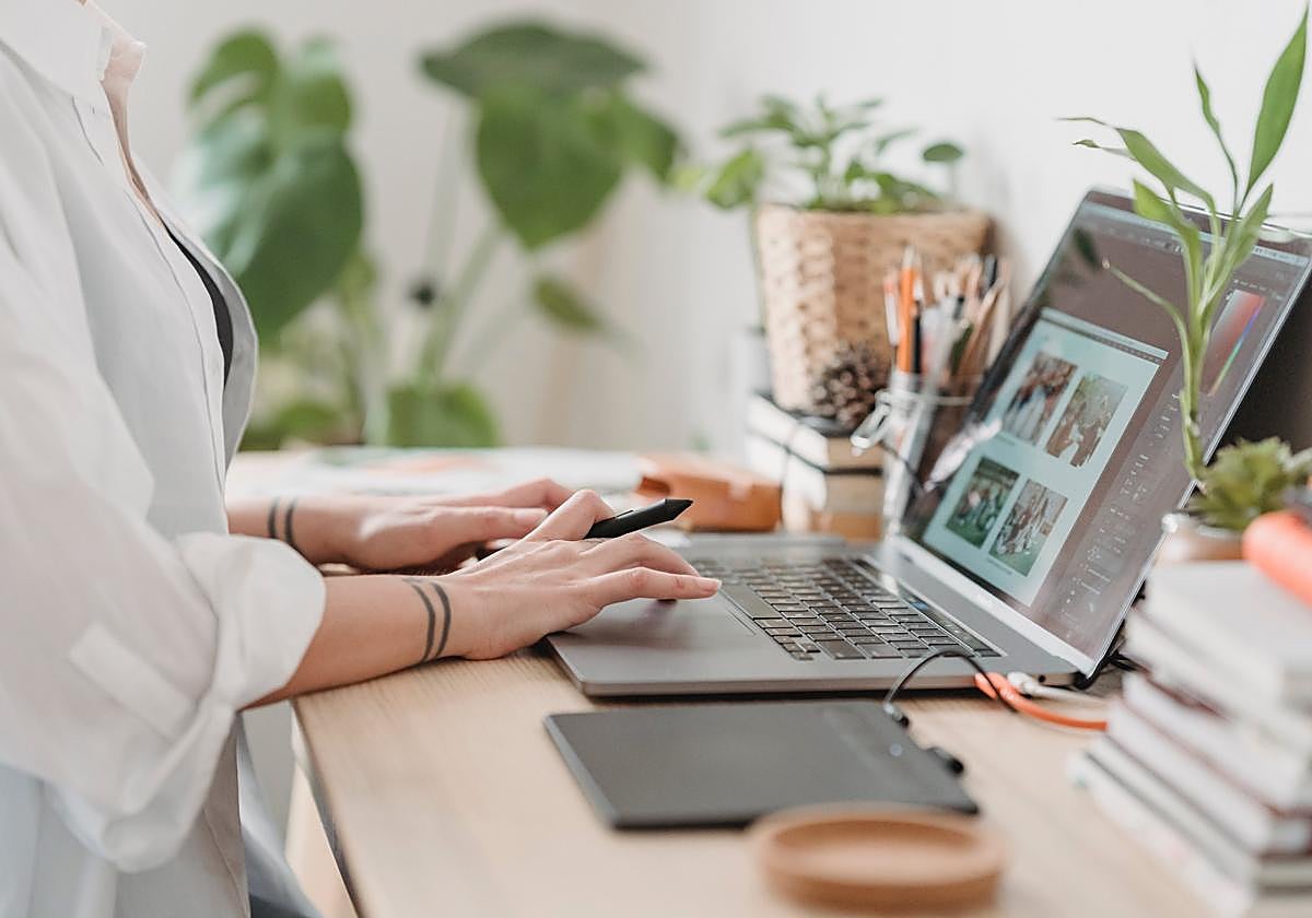 Una persona tecleando en un ordenador portátil