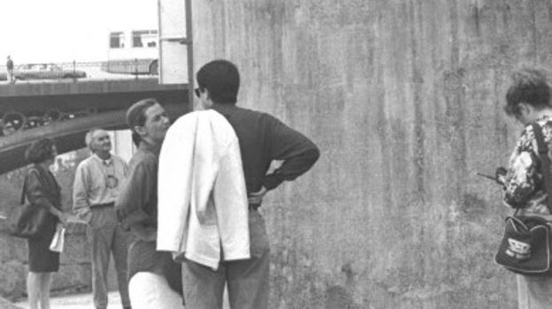 Eduardo Chillida a la izquierda de la foto, el día de la presentación del monumento a la prensa en el año 1992