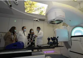 El nuevo acelerador del Virgen Macarena de Sevilla reducirá listas de espera en radioterapia y efectos secundarios en  pacientes oncológicos