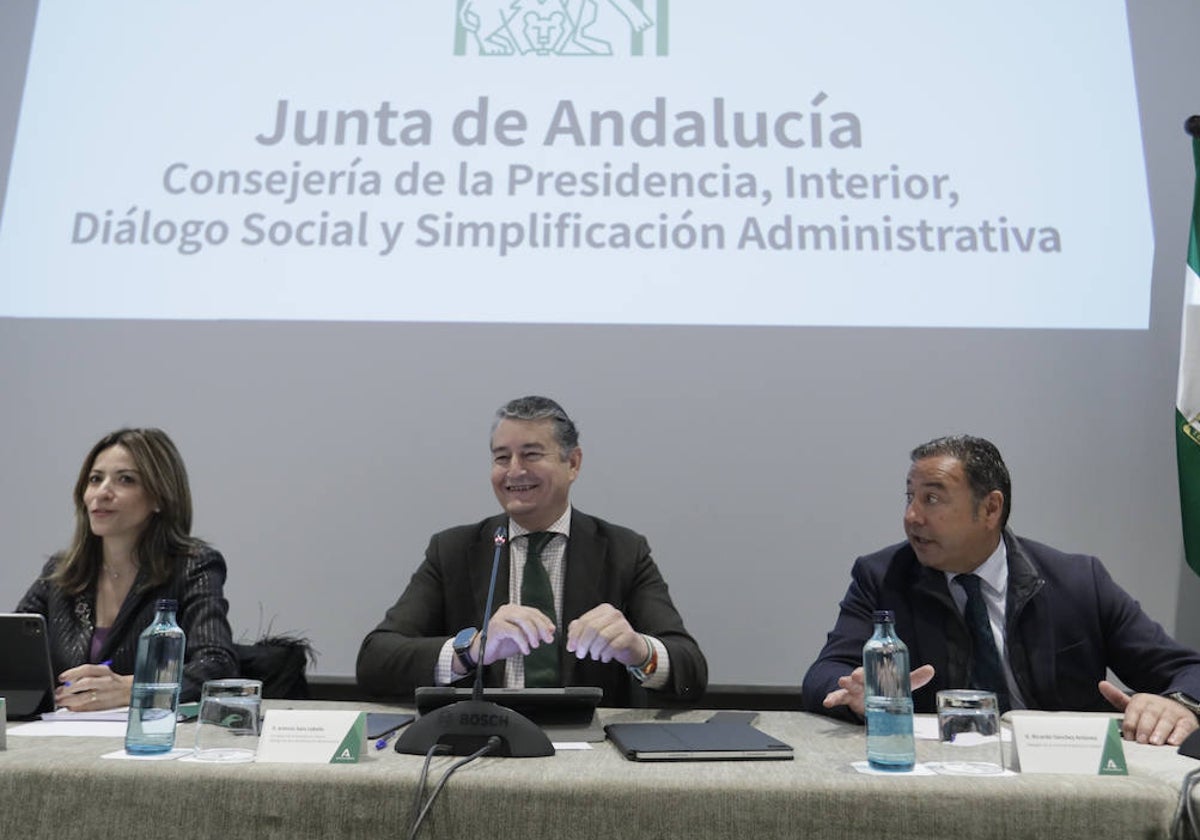 La secretaria general de Interior y Espectáculos Públicos, Lourdes Fuster; y el consejero de Presidencia e Interior, Antonio Sanz, presidieron ayer la reunión del Consejo de Asuntos Taurinos; junto a ellos, el delegado Ricardo Sánchez